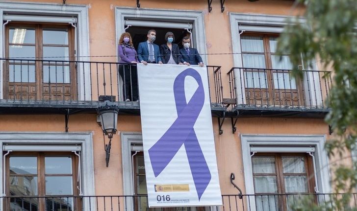 Un 'gran' lazo morado luce esta semana en la fachada de la Delegación del Gobierno por los actos del 25-N
