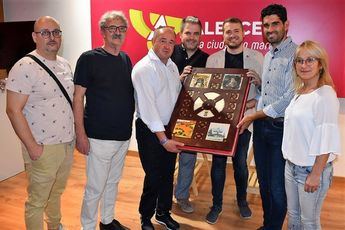 El alcalde de Albacete ha anunciado que otra de las sorpresas de esta Feria va a ser este inmenso libro de firmas