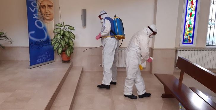 Trabajadores del Geacam limpian y desinfectan la residencia ‘El Cotolengo’ de Albacete