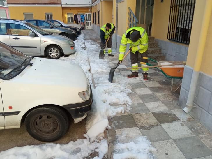 El Ayuntamiento de Albacete mantiene activo su dispositivo de retirada de hielo y nieve