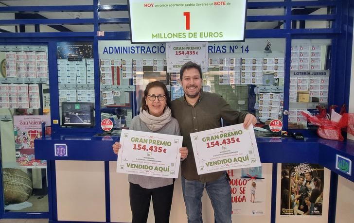 Los responsables de la administración muy contentos con haber dado este premio.