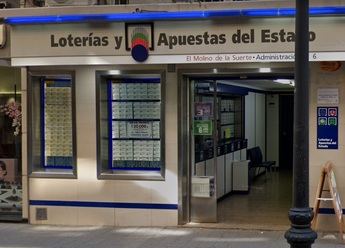 Albacete celebra la suerte: La administración 6, en la calle Rosario, vende una serie del número premiado 61.366