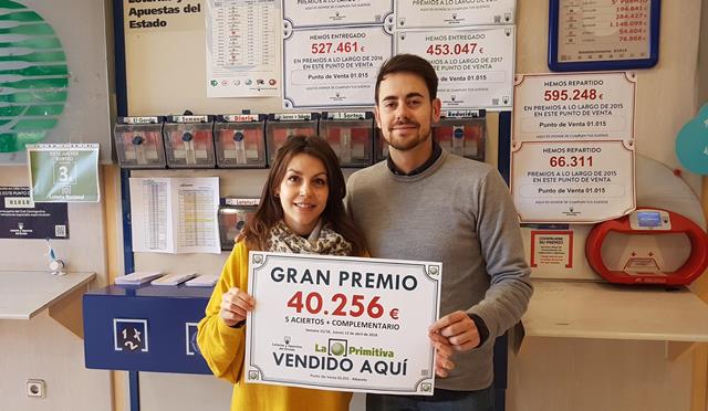 Los responsables del punto de venta, felices con el nuevo premio.