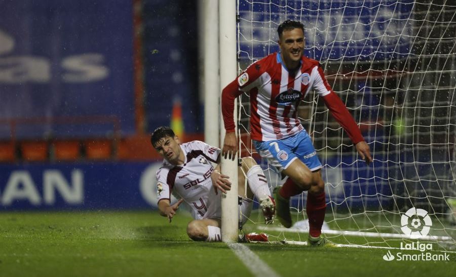 Una jugada del partido disputado en Lugo entre el Albacete y el equipo gallego