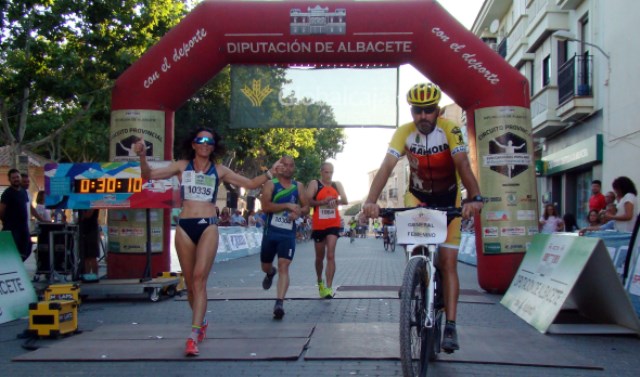 Jesús Ángel Rodríguez y María Ángeles Magán ganadores de la XI carrera popular de Mahora