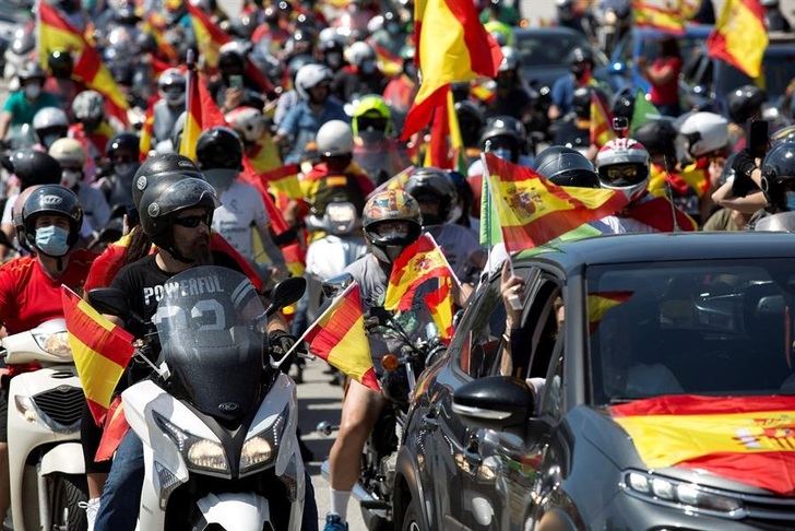 Las manifestaciones motorizadas en contra de la gestión del Gobierno colapsan el centro de muchas ciudades