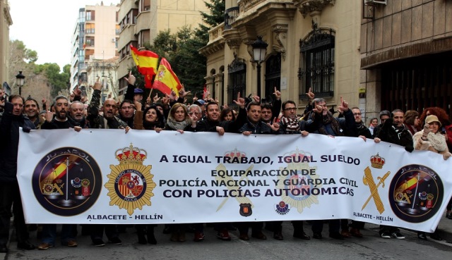 Cientos de personas se manifiestan en Albacete pidiendo equiparación salarial de policías y guardias civiles