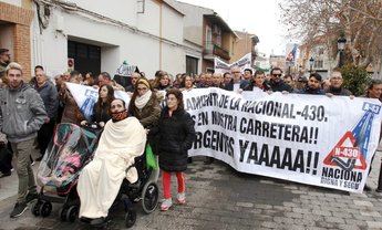 Vecinos de pueblos de Ciudad Real cortan la N-430, cansados de ver como mueren sus familiares en una carretera maldita