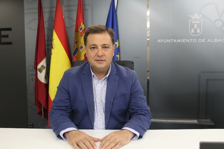 El PP de Albacete acusa al alcalde de gastarse 18.000 euros en los muebles de su nuevo despacho
