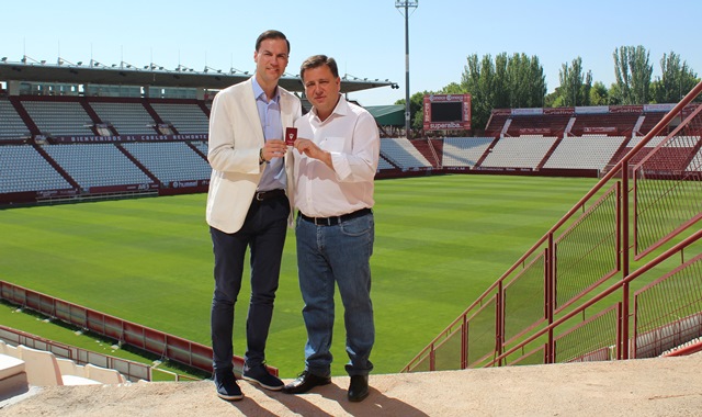 El alcalde de Albacete muestra su apoyo al Albacete Balompié retirando su abono