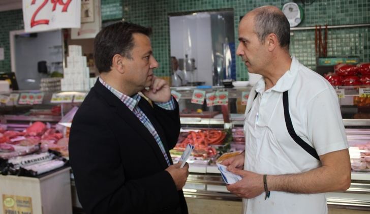 Manuel Serrano (PP) visita el barrio de El Pilar de Albacete y habla de mejorar el servicio de autobús urbano
