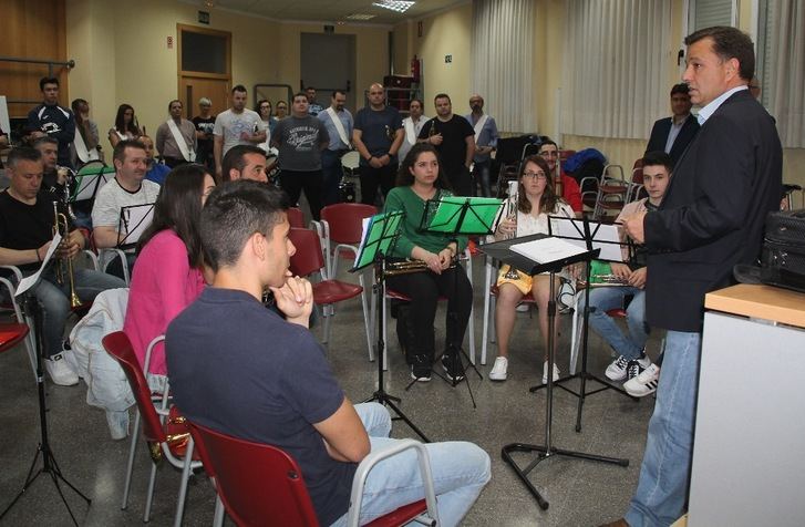 Manuel Serrano (PP) muestra su apoyo a la Junta de Cofradías y a sus bandas de música