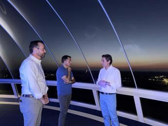 Impresionantes vistas nocturnas desde el Depósito del Agua en el Parque de la Fiesta del Árbol