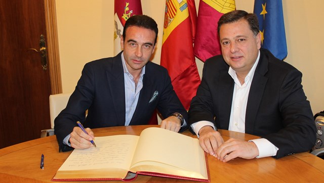 Enrique Ponce, que participará en el curso de delegados gubernativos en Albacete, visita el Ayuntamiento