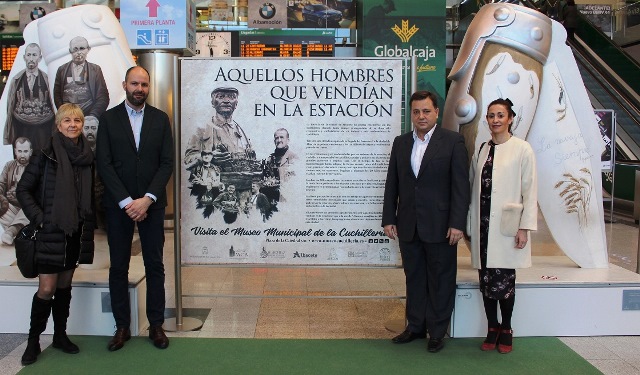 La exposición fotográfica ‘Aquellos hombres que vendían en la estación’ homenaje a los cuchilleros de cinto de Albacete