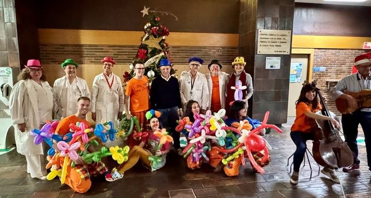 El alcalde de Albacete apoya la labor de payasos con bata blanca