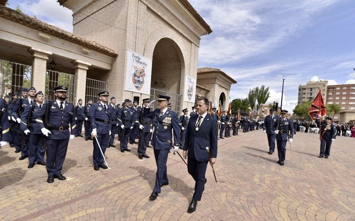 Casi un millar de personas prestan juramento frente a la Puerta de Hierros de Albacete