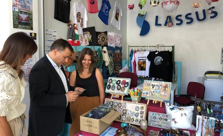 Manuel Serrano (PP) visita los stands de las asociaciones socio-sanitarias de Albacete