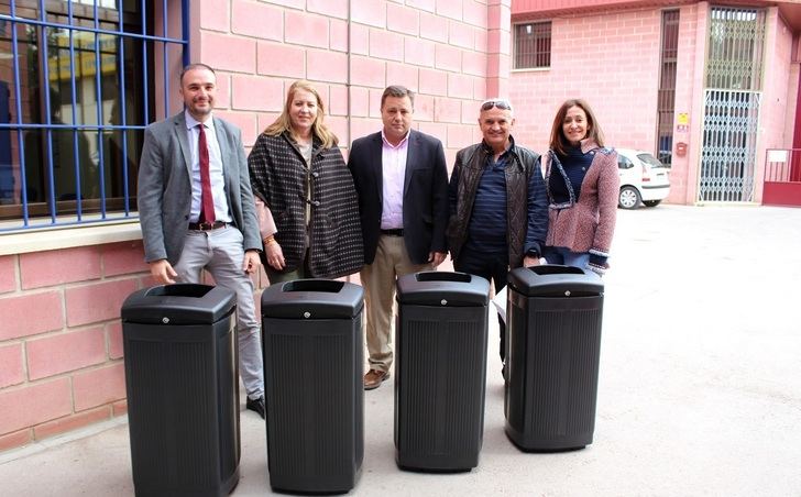 Albacete contará en breve con 300 nuevas papeleras en los barrios de la ciudad