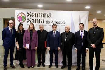Manuel Serrano felicita a Antonio Pelayo, pregonero de la Semana Santa de Albacete