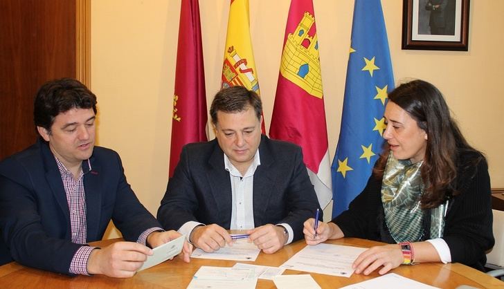Ayuntamiento de Albacete y Tráfico firman un acuerdo para la cesión de tres motos para los voluntarios de Protección Civil
