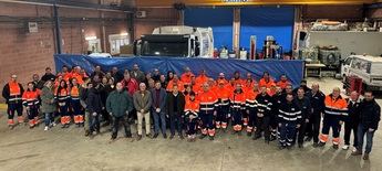 Serrano agradece su trabajo los empleados de limpieza y zonas verdes
