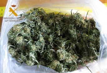 La Guardia Civil de Villarrobledo detiene a un vecino de 34 años que viajaba con más de 2 kilos de marihuana