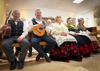 La Parroquia de San Juan Pablo II celebra los Mayos con el grupo Cañicas-Imaginalia