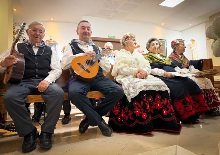 La Parroquia de San Juan Pablo II celebra los Mayos con el grupo Cañicas-Imaginalia