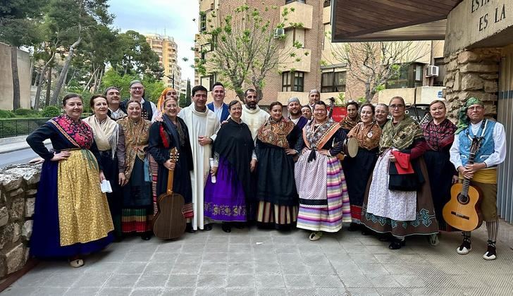 La Asociación Ronda Algazara organiza el canto del Mayo en la parroquia de los Filipenses