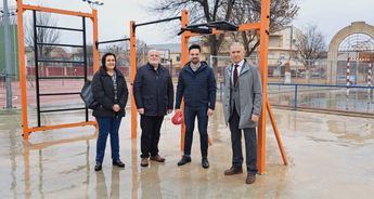 El delegado de la Junta visita las obras de mejora del polideportivo en Tarazona de La Mancha