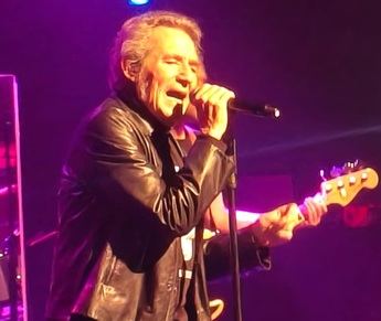 Miguel Ríos deslumbra en Albacete con un emotivo concierto de El último vals a sus 81 años