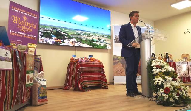 Minaya, entre la agricultura y la literatura, visitó ‘Conoce nuestros pueblos’ en el stand de la Diputación en la Feria de Albacete