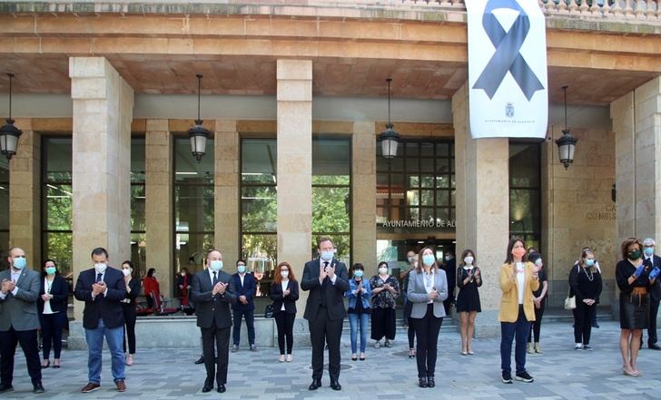 Minuto de silencio en recuerdo de las víctimas del coronavirus en el Ayuntamiento de Albacete