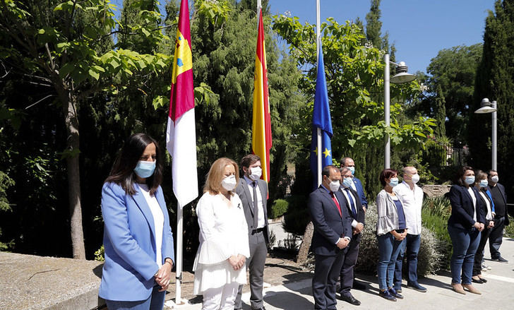 Las Cortes de Castilla-La Mancha guardan un minuto de silencio en memoria de las víctimas del coronavirus