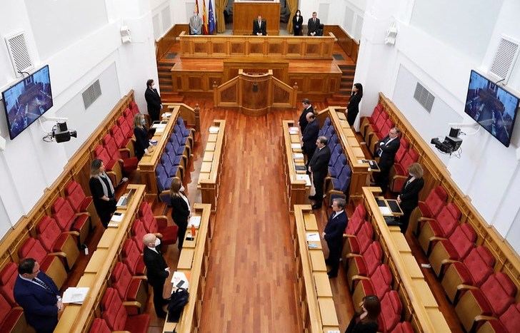 Minuto de silencio en las Cortes de Castilla-La Mancha, en recuerdo de los fallecidos por coronavirus