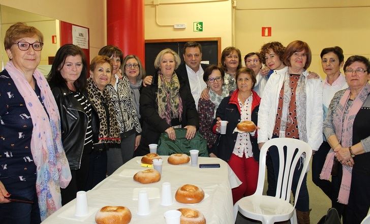 Las mujeres de Fátima-Ensanche se comen junto al alcalde la tradicional ‘mona’ de Jueves Lardero