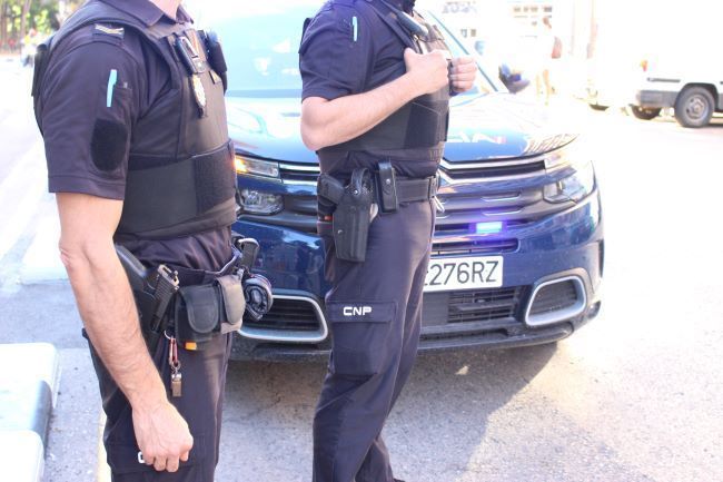 La Policía Nacional detiene in fraganti, en Albacete, al autor del robo de varios teléfonos móviles tras asaltar una tienda