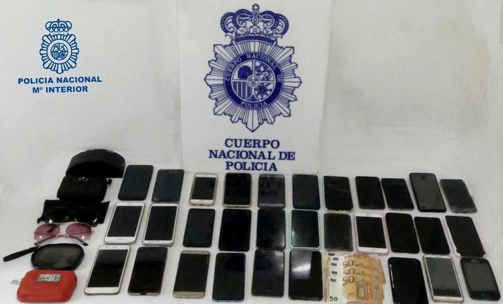 Una pareja de extranjeros, domiciliados en Toledo, autores de más de 30 robos de móviles y carteras en la Feria de Albacete