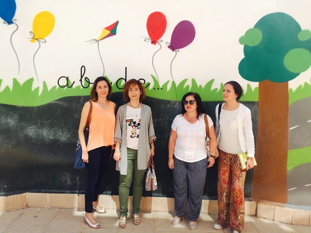 El colegio Cristóbal Valera de Albacete llena de color y alegría el patio con un nuevo mural