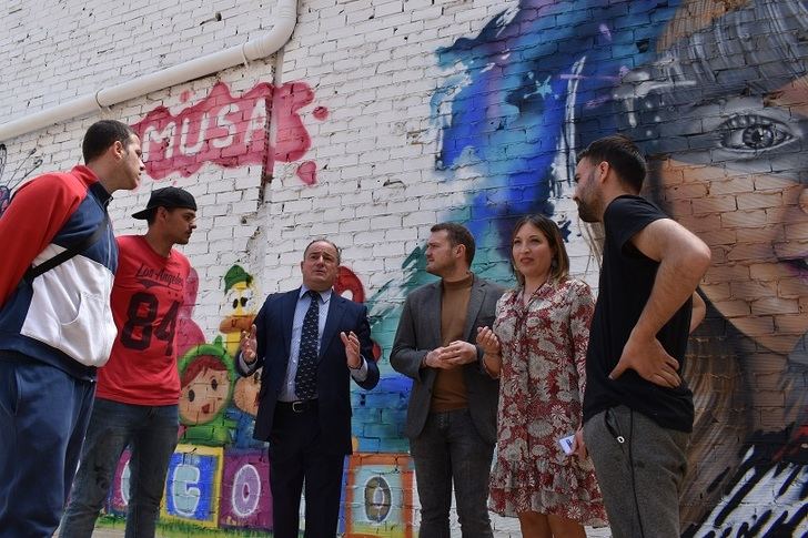 Un enorme mural decorará la zona de juegos infantiles situada junto al Ayuntamiento de Albacete
