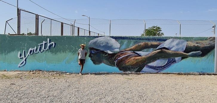 Los ganadores de los concursos de graffitis de Hellín culminan el mural de la pared de acceso a la Zona Joven Deportiva