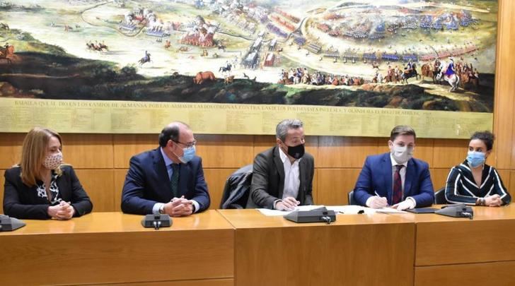 La Junta de Castilla-La Mancha cede 35 viviendas al Ayuntamiento de Almansa de peones camineros