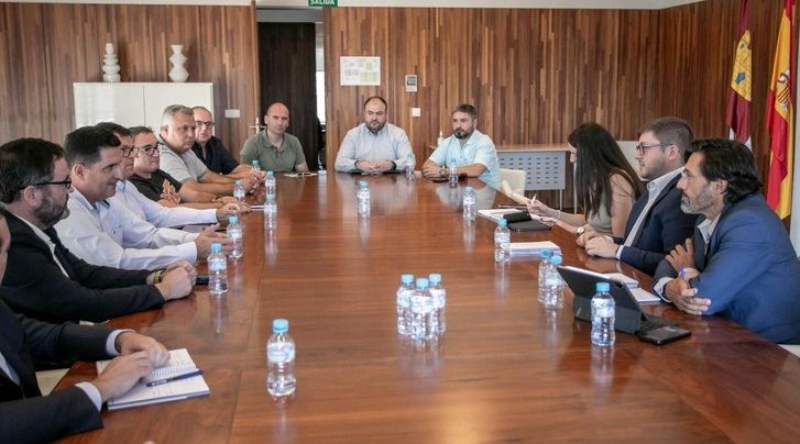 El Gobierno de Castilla-La Mancha regulará las VTC, exigiendo precontratación y limitaciones en su operación