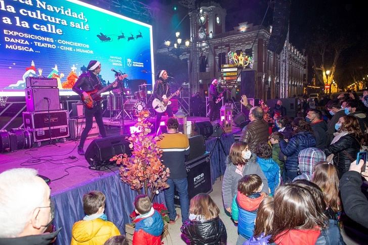 Los albaceteños ‘estrenan’ la peatonalizada Plaza del Altozano para dar la bienvenida a la Navidad Cultural
