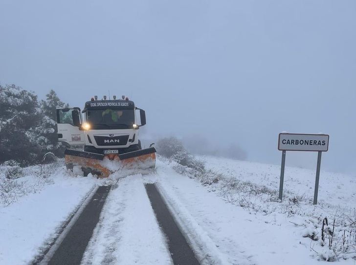 La Diputación de Albacete despliega 10 toneladas de sal para garantizar la seguridad en carreteras nevadas