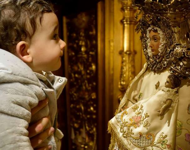 La Virgen de los Llanos de Albacete abre su camarín para los niños y niñas bautizados este último año