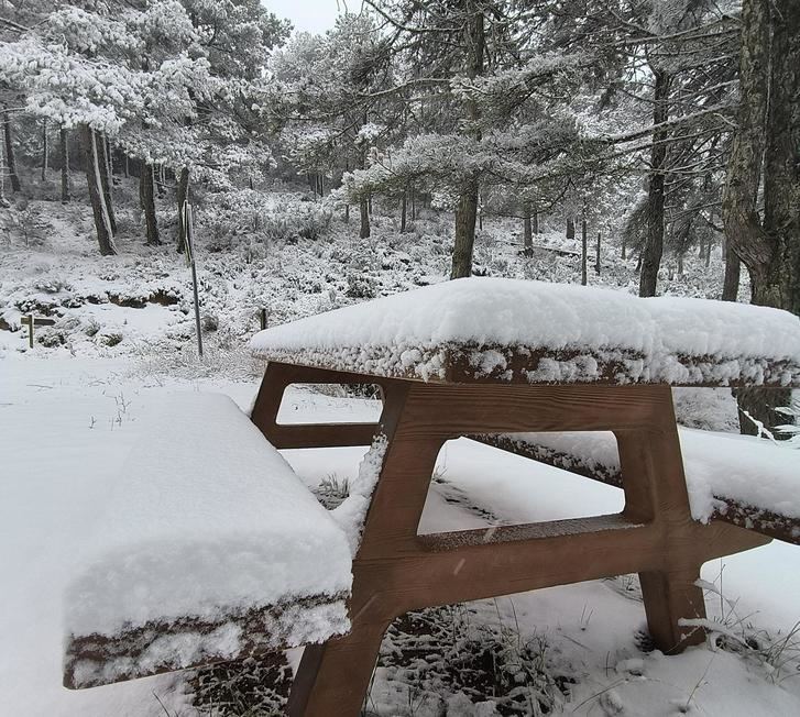 Nieve en el puerto de Crucetillas. Imagen de MeteoHellín, siempre muy activo e informando de la climatología en Albacete.