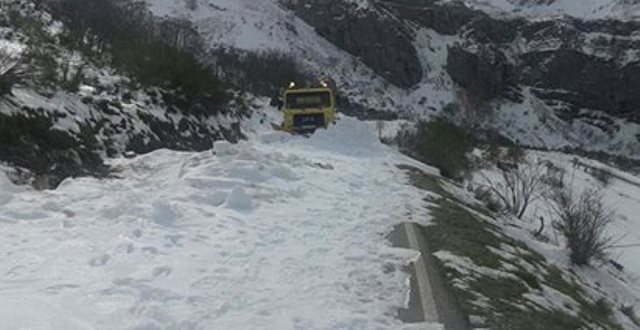 Una máquina quitanieves queda atascada en la CM-2104 en Cuenca y la carretera queda cortada