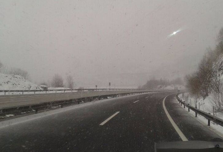 Ocho heridos, entre ellos un bebé, tras una colisión múltiple a causa de la nieve en Casas de Haro (Cuenca)